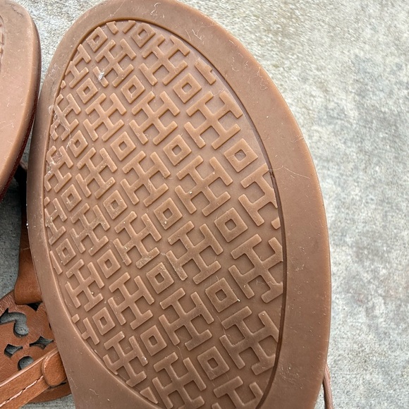 Tory Burch Brown Sandals with Woven Medallion Design - Picture 4 of 5